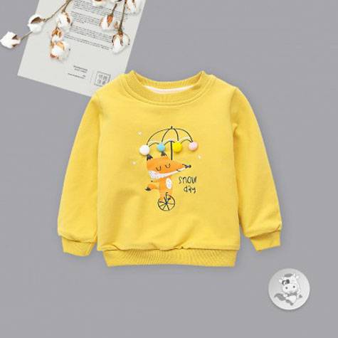 bayi Verantwortung jantan dan betina rubah kecil dengan sweter beludru berwarna kuning